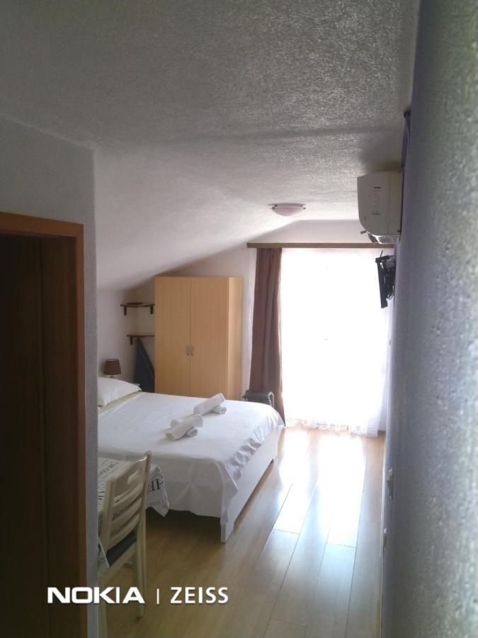 Apartments Mihovil Оміш Екстер'єр фото